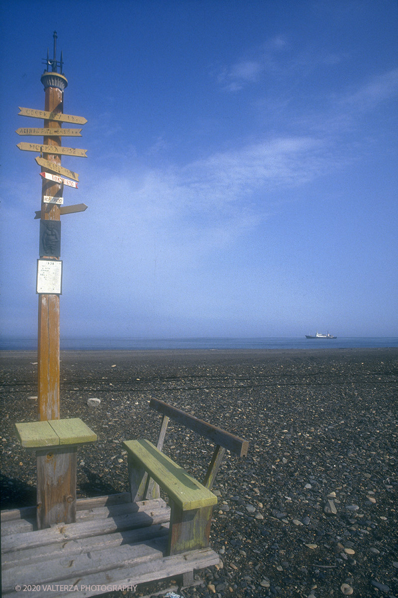 130 SIBERIA.jpg - Luglio/Agosto 1992. Siberia, terra dei Chukchi. Nell'oceano artico  125 Km a nord-est della penisola dei Chukchi (Siberia) c'Ã¨ l'isola di Wrangel, essa ospita piÃ¹ del doppio di specie vegetali (417) di qualsiasi territorio artico a paritÃ  di superficie nonchÃ¨ 30 specie diverse di uccelli oltre ad orsi polari, foche e trichechi ; per questo motivo   Ã¨ stata proclamata patrimonio dell'umanitÃ  dall'UNESCO. Nella foto Uelen Ã¨ a metÃ  strada tra Tokyoe Mosca , distanza da Mosca 6752 Km, da Tokio 6750 Km